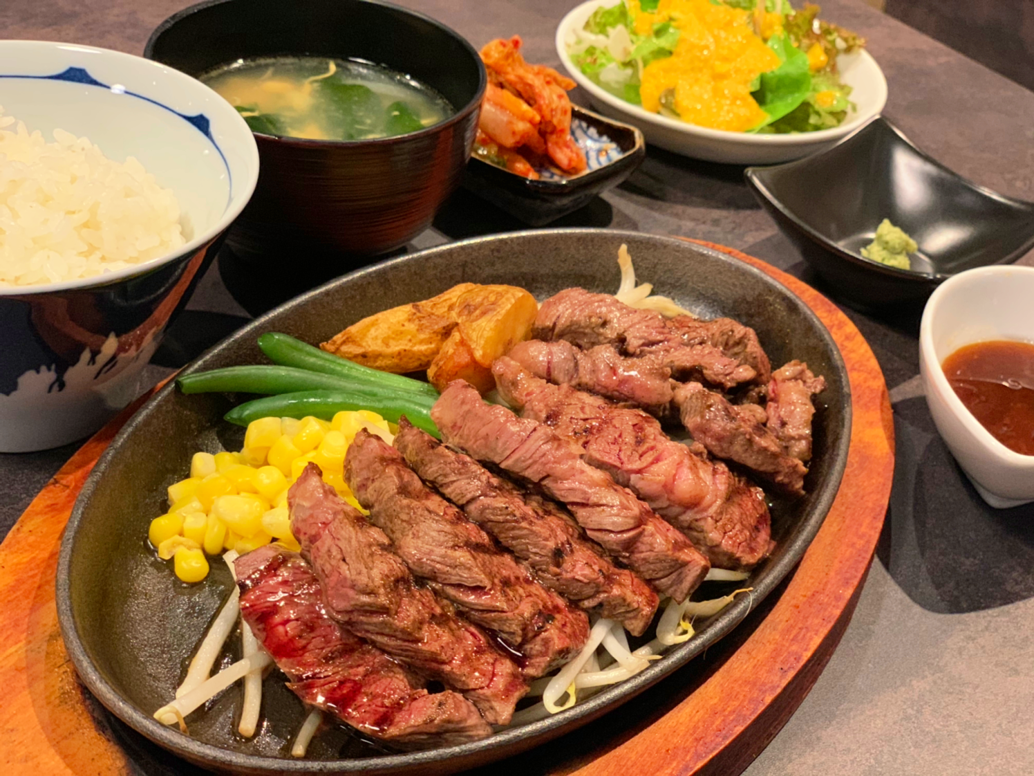 Boss E Zo Fukuoka 食べログtop5000 予約困難な肉屋が福岡で新業態スタート 肉山食堂 ふくおかナビ