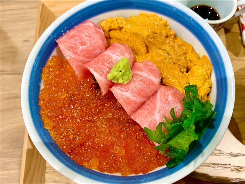 福岡NEWOPEN】〝当たり〟が出たら一杯無料！！！究極の極上海鮮丼！！『海鮮丼 角島魚心』（THE OUTLETS KITAKYUSHU） |  ふくおかナビ