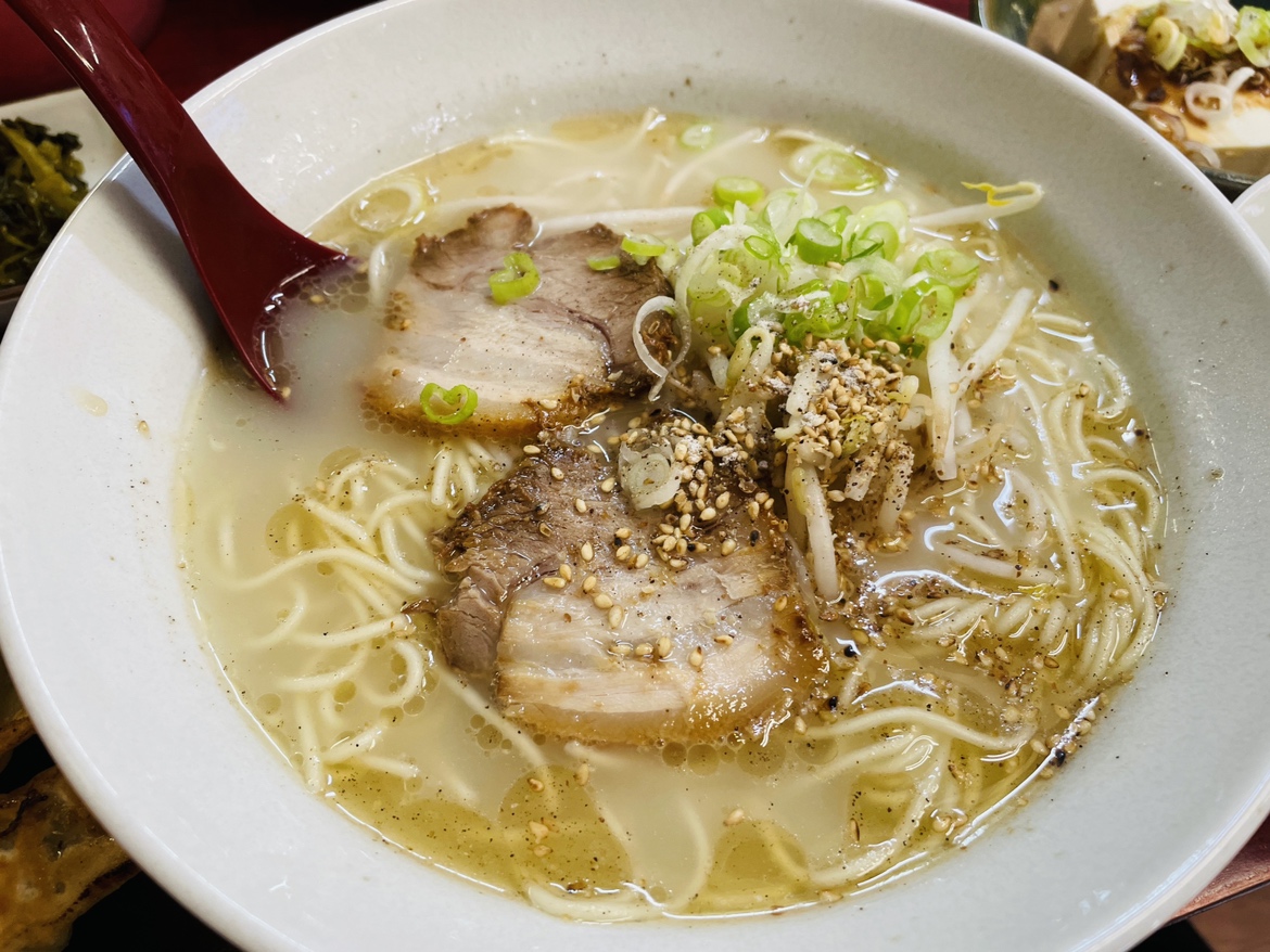 福岡ラーメン】豚骨ラーメン一杯500円！？大充実セットも700円！？驚き